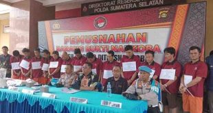 Para tersangka kasus penyalahgunaan narkoba yang ditangkap Polda Sumsel, Minggu (1/9/2024). Foto: Sumselheadline/Ela.