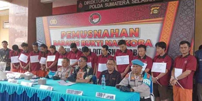 Para tersangka kasus penyalahgunaan narkoba yang ditangkap Polda Sumsel, Minggu (1/9/2024). Foto: Sumselheadline/Ela.