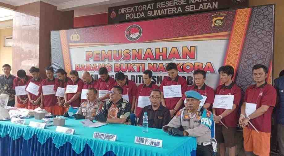 Para tersangka kasus penyalahgunaan narkoba yang ditangkap Polda Sumsel, Minggu (1/9/2024). Foto: Sumselheadline/Ela.