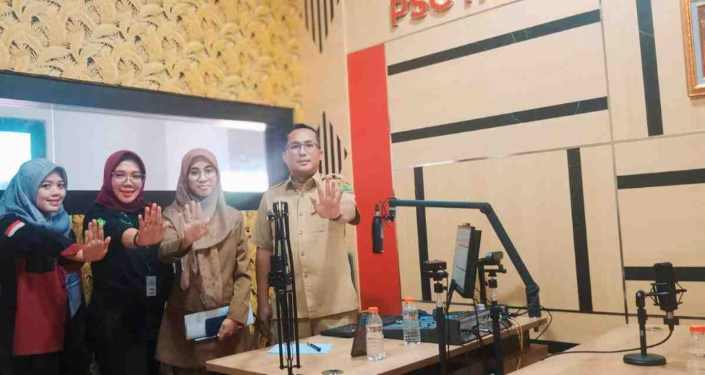 Kadis Kesehatan Muba, dr Azmi saat podcast bertajuk "Konsep Pentahelix dalam Penanggulangan Stunting di Muba", Selasa (3/8/2024). Foto: Kominfo Muba.