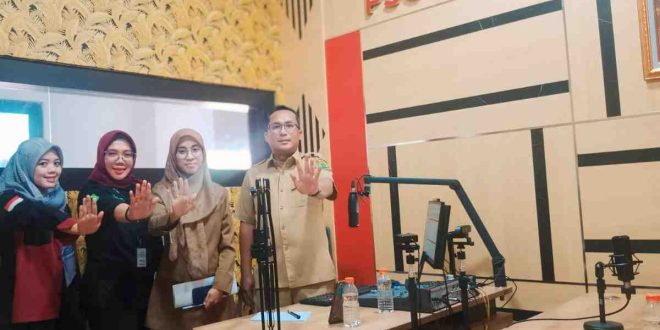 Kadis Kesehatan Muba, dr Azmi saat podcast bertajuk "Konsep Pentahelix dalam Penanggulangan Stunting di Muba", Selasa (3/8/2024). Foto: Kominfo Muba.