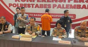 Polisi menahan tersangka kasus penikaman di halaman KPUD Palembang, Rabu (25/9/2024). Foto: Sumselheadline/Ela.