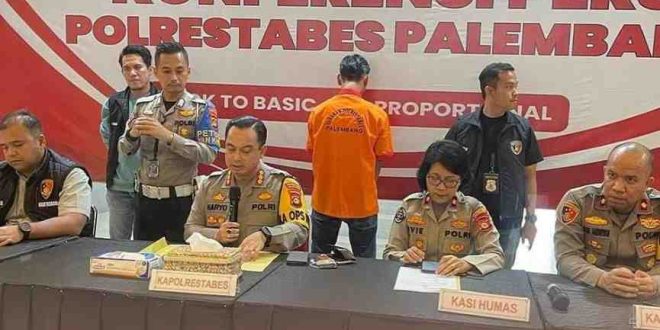 Polisi menahan tersangka kasus penikaman di halaman KPUD Palembang, Rabu (25/9/2024). Foto: Sumselheadline/Ela.