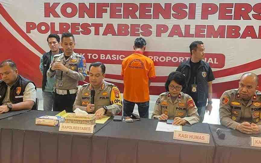Polisi menahan tersangka kasus penikaman di halaman KPUD Palembang, Rabu (25/9/2024). Foto: Sumselheadline/Ela.