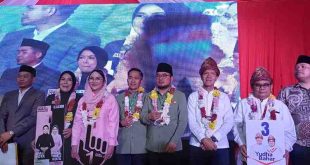 Tiga Paslon Walikota dan Wakil Walikota Palembang saat deklarasi damai di KPU Palembang, Senin (23/9/2024). Foto: Sumselheadline/Pitria.