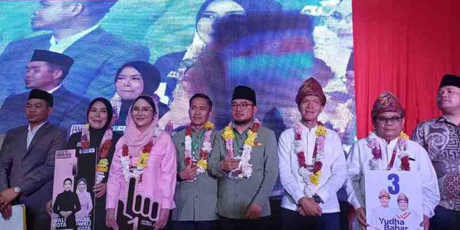 Tiga Paslon Walikota dan Wakil Walikota Palembang saat deklarasi damai di KPU Palembang, Senin (23/9/2024). Foto: Sumselheadline/Pitria.