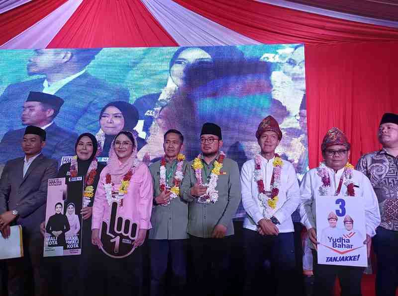 Tiga Paslon Walikota dan Wakil Walikota Palembang saat deklarasi damai di KPU Palembang, Senin (23/9/2024). Foto: Sumselheadline/Pitria.