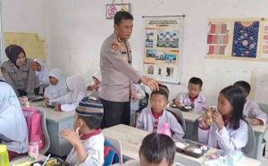 Jajaran Polda Sumsel membagikan makan siang gratis kepada siswa Sekolah Dasar Negeri (SDN) 145, Kecamatan Gandus Palembang, Jumat (25/10/2024). Foto: Sumselheadline/Ela.