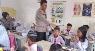 Jajaran Polda Sumsel membagikan makan siang gratis kepada siswa Sekolah Dasar Negeri (SDN) 145, Kecamatan Gandus Palembang, Jumat (25/10/2024). Foto: Sumselheadline/Ela.