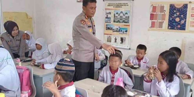 Jajaran Polda Sumsel membagikan makan siang gratis kepada siswa Sekolah Dasar Negeri (SDN) 145, Kecamatan Gandus Palembang, Jumat (25/10/2024). Foto: Sumselheadline/Ela.