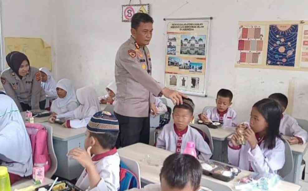 Jajaran Polda Sumsel membagikan makan siang gratis kepada siswa Sekolah Dasar Negeri (SDN) 145, Kecamatan Gandus Palembang, Jumat (25/10/2024). Foto: Sumselheadline/Ela.