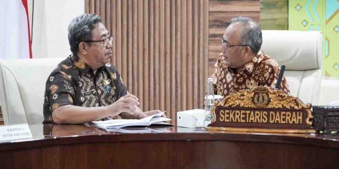 Sekda Muba, Apriyadi saat memimpin rapat persiapan penialain adipura. Foto: Kominfo Muba.
