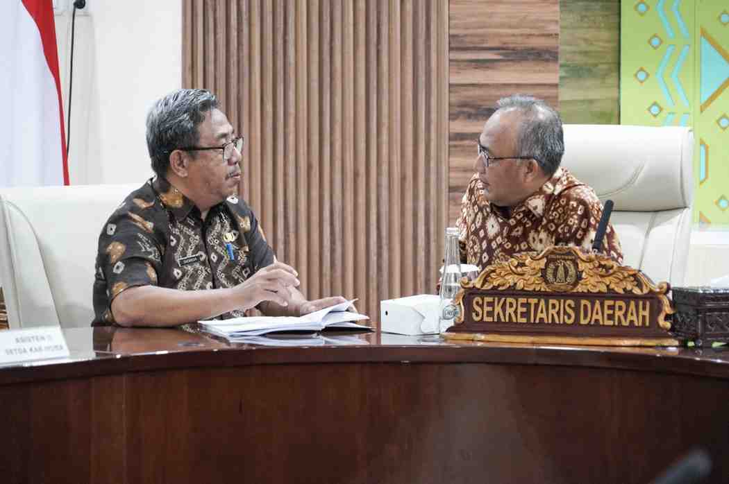 Sekda Muba, Apriyadi saat memimpin rapat persiapan penialain adipura. Foto: Kominfo Muba.