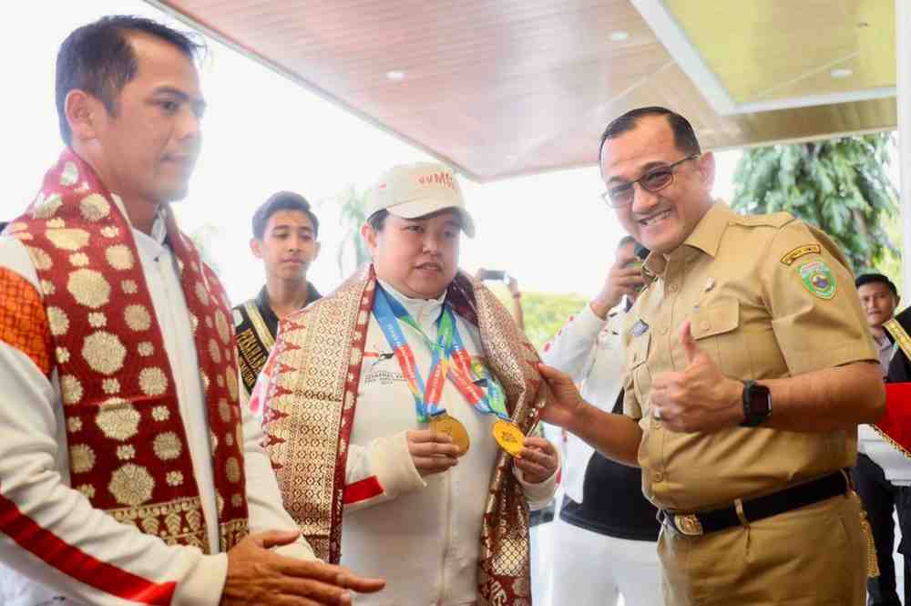 Sekretaris Daerah Sumsel Drs H Edward Candra, MH menyambut para atlet kontingen Provinsi Sumsel dari ajang Pekan Paralimpiade Nasional (Peparnas) XVII yang telah digelar di  Kota Solo Jawa Tengah, bertempat di Griya Agung Palembang, Selasa (15/10/2024). Foto: Humas Pemprov Sumsel.