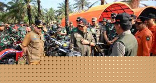 Pj Gubernur Sumatera Selatan (Sumsel) Elen Setiadi, S.H, M. S.E bersama Kepala Badan Nasional Penanggulangan Bencana (BNPB), Letjen TNI Suharyanto meninjau titik lokasi  Kebakaran Hutan dan Lahan (Karhutla) yang terjadi di Desa Sidomulyo Kecamatan Gelumbang, Kabupaten Muara Enim, Selasa (1/10/2024).. Foto: Humas Pemprov Sumsel.