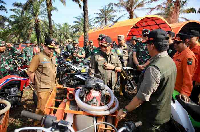 Pj Gubernur Sumatera Selatan (Sumsel) Elen Setiadi, S.H, M. S.E bersama Kepala Badan Nasional Penanggulangan Bencana (BNPB), Letjen TNI Suharyanto meninjau titik lokasi  Kebakaran Hutan dan Lahan (Karhutla) yang terjadi di Desa Sidomulyo Kecamatan Gelumbang, Kabupaten Muara Enim, Selasa (1/10/2024).. Foto: Humas Pemprov Sumsel.