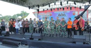 Pj Walikota Palembang, Damenta memukul drum tanda dimulainya Festival Band Competition 2024 di BKB Palembang, Jumat (25/10/2024). Foto: Kominfo Palembang.