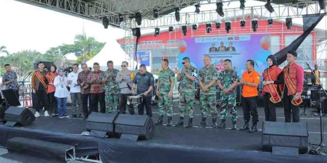 Pj Walikota Palembang, Damenta memukul drum tanda dimulainya Festival Band Competition 2024 di BKB Palembang, Jumat (25/10/2024). Foto: Kominfo Palembang.