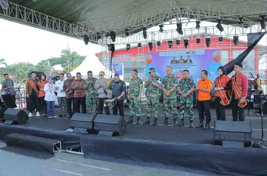 Pj Walikota Palembang, Damenta memukul drum tanda dimulainya Festival Band Competition 2024 di BKB Palembang, Jumat (25/10/2024). Foto: Kominfo Palembang.
