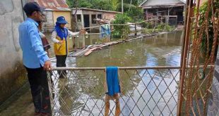 Kabid SDA IL Dinas PUPR Kota Palembang RA Marlina Sylvia saat meninjau kawasan banjir baru-baru ini. Foto: Dok Sumselheadline.
