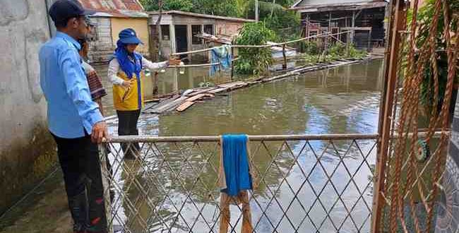 Kabid SDA IL Dinas PUPR Kota Palembang RA Marlina Sylvia saat meninjau kawasan banjir baru-baru ini. Foto: Dok Sumselheadline.