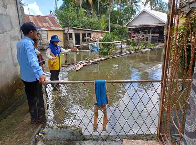 Kabid SDA IL Dinas PUPR Kota Palembang RA Marlina Sylvia saat meninjau kawasan banjir baru-baru ini. Foto: Dok Sumselheadline.