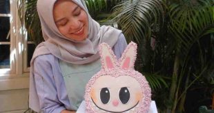 Owner Bake House Palembang, Pipit Permatasari dengan kue bercrak boneka labulabu. Foto: Sumselheadline/Pitria.