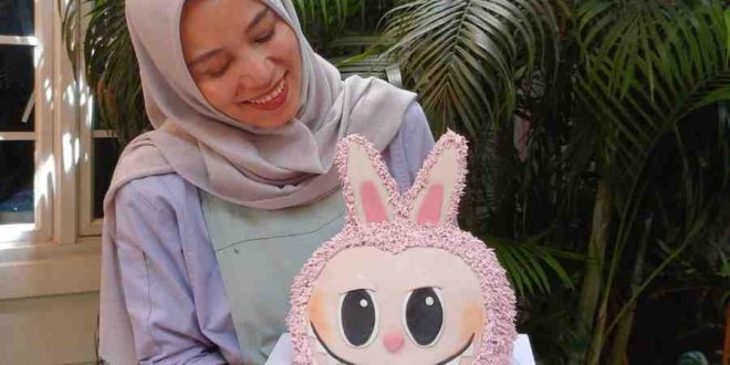 Owner Bake House Palembang, Pipit Permatasari dengan kue bercrak boneka labulabu. Foto: Sumselheadline/Pitria.