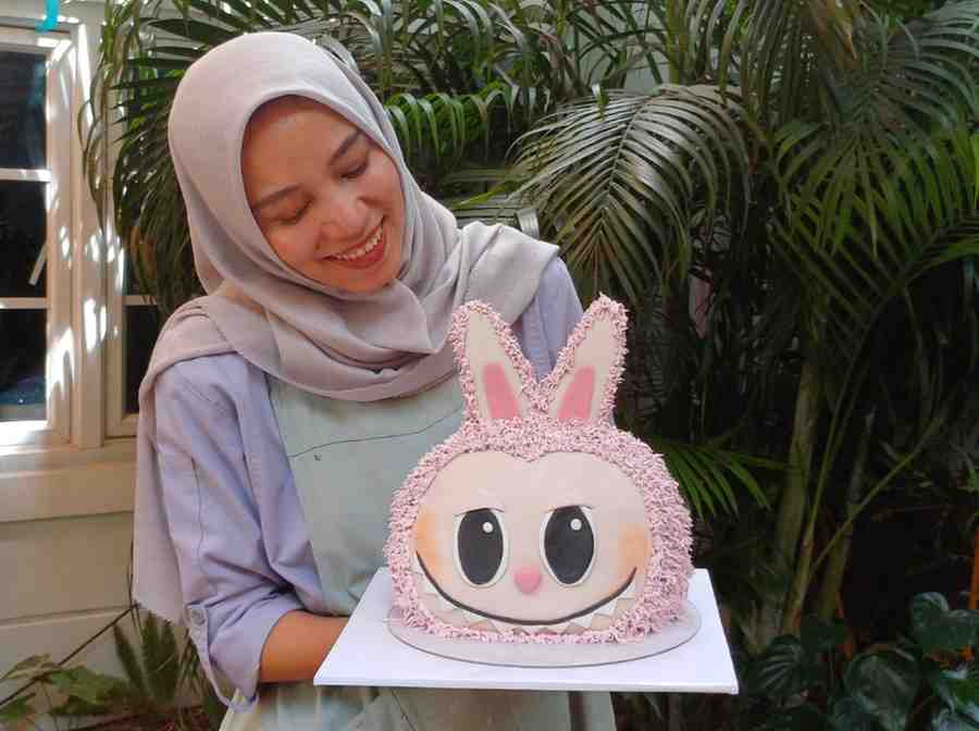 Owner Bake House Palembang, Pipit Permatasari dengan kue bercrak boneka labulabu. Foto: Sumselheadline/Pitria.