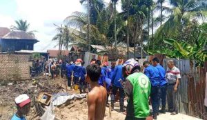 Satu unit rumah Semi permanen milik Usman PG (55) yang terletak di Jalan Kapten Robani Lorong Nurul Huda RT 20 RW 05 Kelurahan Talang Putri Kecamatan Plaju Palembang harus rata dengan tanah usai dilalap si jago merah, Selasa (15/10/2024). Foto: Sumselheadline/Ela.
