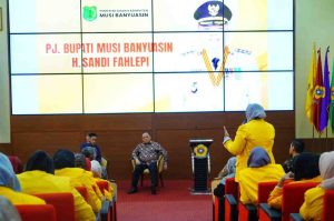 Pj Bupati Muba, Sandi Fahlepi saat memberikan kuliah umum di rogram Pascasarjana FKIP Universitas Sriwijaya (Unsri), Jumat (18/10/2024). Foto: Kominfo Muba.
