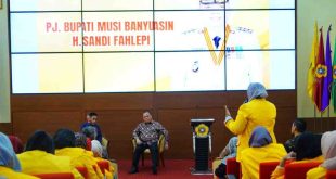 Pj Bupati Muba, Sandi Fahlepi saat memberikan kuliah umum di rogram Pascasarjana FKIP Universitas Sriwijaya (Unsri), Jumat (18/10/2024). Foto: Kominfo Muba.