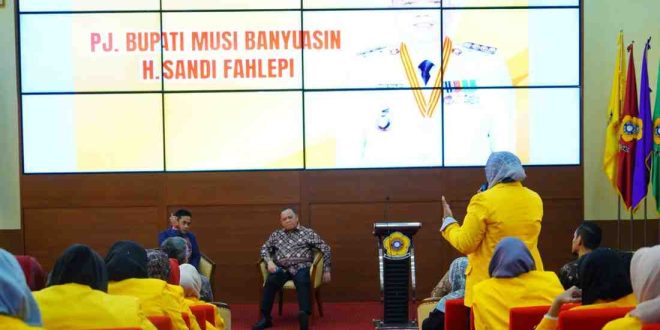 Pj Bupati Muba, Sandi Fahlepi saat memberikan kuliah umum di rogram Pascasarjana FKIP Universitas Sriwijaya (Unsri), Jumat (18/10/2024). Foto: Kominfo Muba.