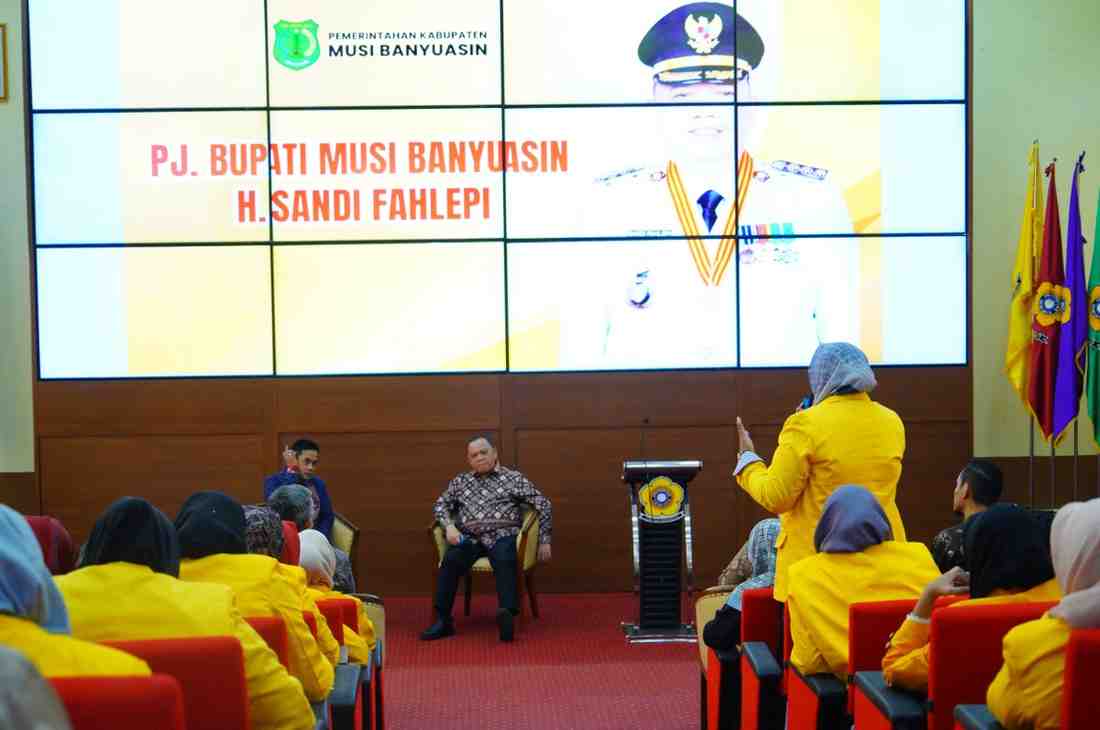 Pj Bupati Muba, Sandi Fahlepi saat memberikan kuliah umum di rogram Pascasarjana FKIP Universitas Sriwijaya (Unsri), Jumat (18/10/2024). Foto: Kominfo Muba.