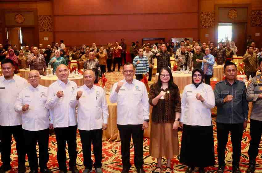 Sekretaris Daerah (Sekda) Sumatera Selatan (Sumsel) Drs. H. Edward Candra, MH secara resmi membuka kegiatan Rapat Koordinasi Komisi Wilayah Forum Sekretaris Daerah Seluruh Indonesia (Komwil Forsesdasi)  Sumatera Selatan di Arya Duta, Sealasa (29/10/2024). Foto: Humas Pemprov Sumsel.