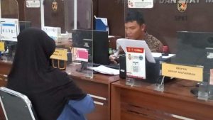 Tasma (54), ibu korban Angga, melaporkan kejadian ini ke SPKT Polrestabes Palembang, Rabu (2/10/2024). Foto: Sumselheadline/ela.