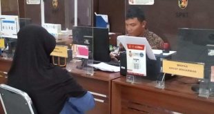 Tasma (54), ibu korban Angga, melaporkan kejadian ini ke SPKT Polrestabes Palembang, Rabu (2/10/2024). Foto: Sumselheadline/ela.