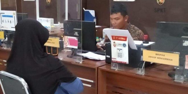 Tasma (54), ibu korban Angga, melaporkan kejadian ini ke SPKT Polrestabes Palembang, Rabu (2/10/2024). Foto: Sumselheadline/ela.