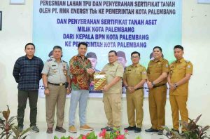 Pj Walikota Palembang, A Damenta menerima secara simbolis hibah lahan PTU dari PT RMK Eenergy, Senin (21/10/2024). Foto: Kominfo Palembang.