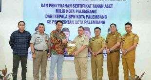 Pj Walikota Palembang, A Damenta menerima secara simbolis hibah lahan PTU dari PT RMK Eenergy, Senin (21/10/2024). Foto: Kominfo Palembang.