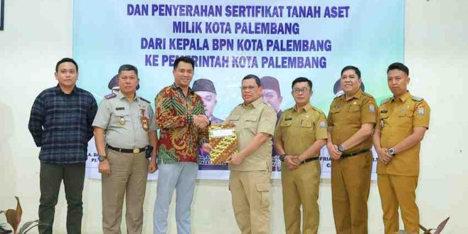 Pj Walikota Palembang, A Damenta menerima secara simbolis hibah lahan PTU dari PT RMK Eenergy, Senin (21/10/2024). Foto: Kominfo Palembang.