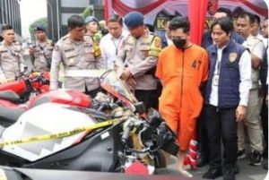 Bos tambang batubara, Bobby Candra bersama sejumlah kendaraan sitaan Polda Sumsel. Foto: Sumselheadline/Ela.