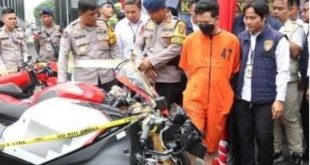 Bos tambang batubara, Bobby Candra bersama sejumlah kendaraan sitaan Polda Sumsel. Foto: Sumselheadline/Ela.
