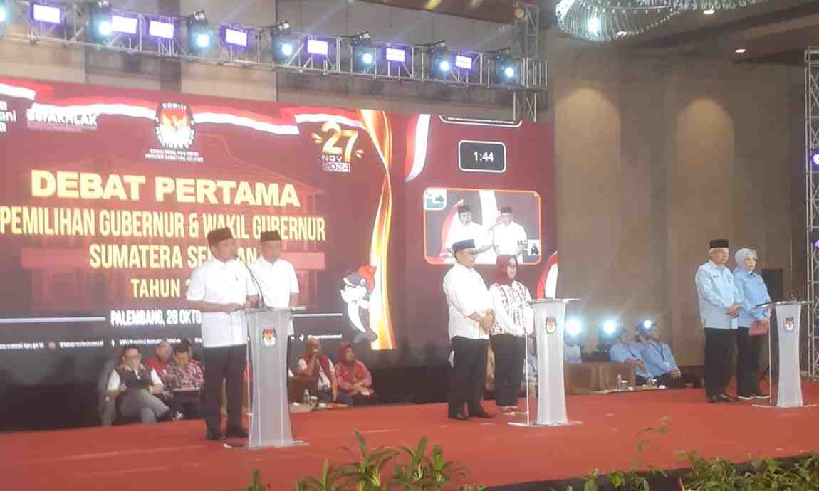 Para pasangan Cagub-Cawagub Sumsel saat menggelar debat di Novotel Palembang, Senin (28/10/2024) malam. Foto:, Sumselheadline/Pitria.