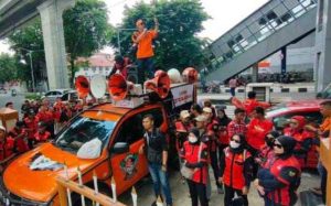 Massa yang menggelar aksi di halaman PN Palembang, terkait kasus pembunuhan dan perkosaan siswi SMP, Kamis (10/10/2024). Foto: Sumselheadline/Ela.