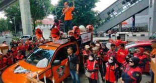 Massa yang menggelar aksi di halaman PN Palembang, terkait kasus pembunuhan dan perkosaan siswi SMP, Kamis (10/10/2024). Foto: Sumselheadline/Ela.