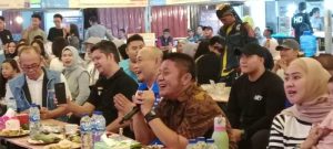 Calon Gubernur Sumsel, Herman Deru yang tampak santai dan asyik bersama sejumlah generasi milenial di Kota Lubuklinggau, Sabtu (19/10/2024) malam. Foto: Tim HDCU.