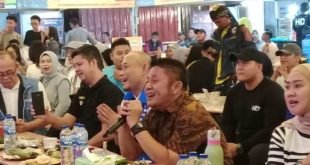 Calon Gubernur Sumsel, Herman Deru yang tampak santai dan asyik bersama sejumlah generasi milenial di Kota Lubuklinggau, Sabtu (19/10/2024) malam. Foto: Tim HDCU.
