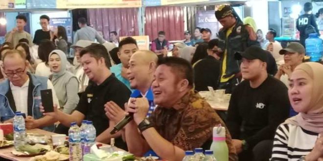 Calon Gubernur Sumsel, Herman Deru yang tampak santai dan asyik bersama sejumlah generasi milenial di Kota Lubuklinggau, Sabtu (19/10/2024) malam. Foto: Tim HDCU.