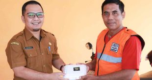 Kadinsos Muba, Ardiansyah saat memberikan bantuan dalam program Bakul Nasi, Senin (21/10/2024). Foto: Kominfo Muba.